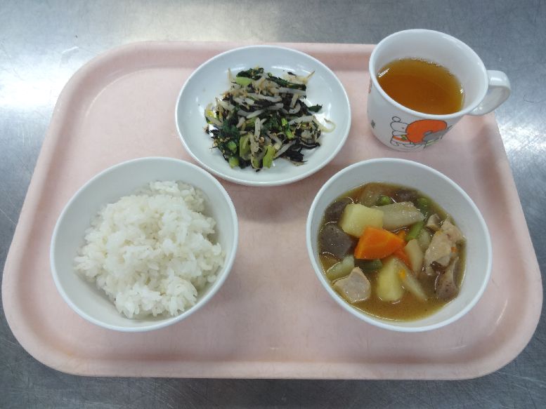 こども園の給食「<span>ごはん 筑前煮 ごま和え 菓子</span>」