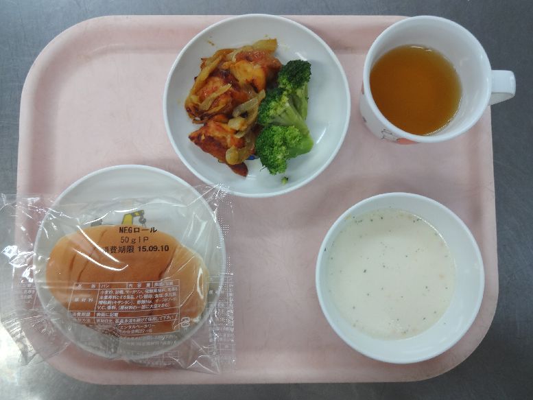 こども園の給食「<span>パン タンドリーチキン コーンポタージュ みたらし団子</span>」