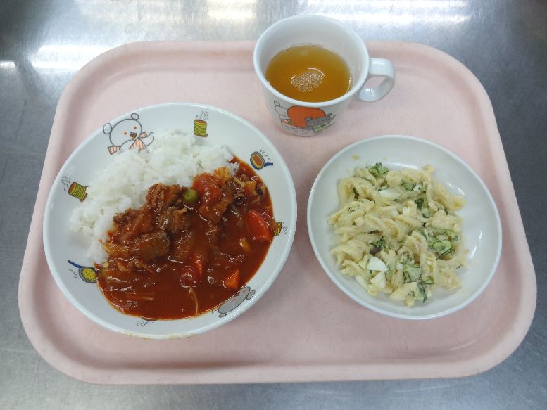 こども園の給食「<span>きのこのハヤシライス マカロニサラダ リッツとチーズ</span>」