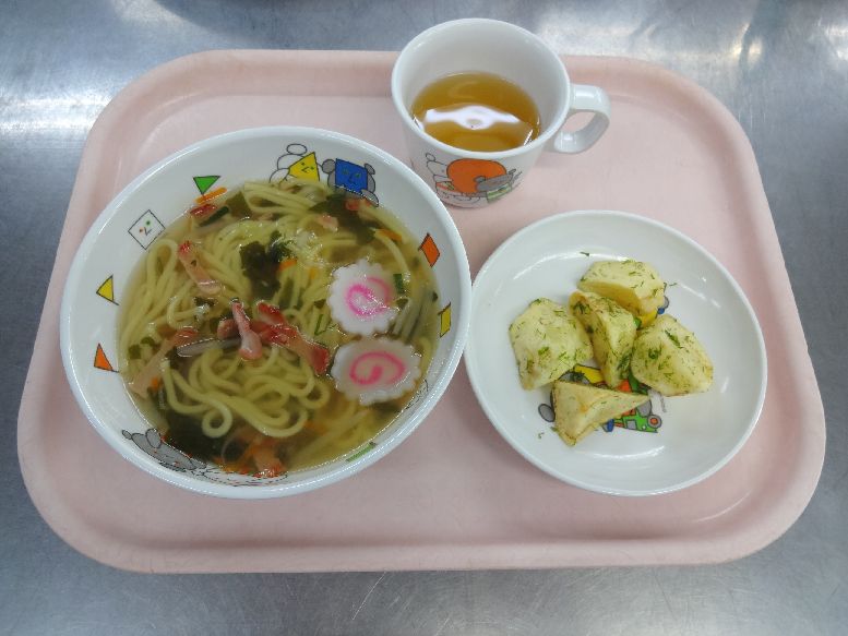 こども園の給食「<span>チャーシュー麺 じゃが芋の磯風味揚げ フルーチェ</span>」