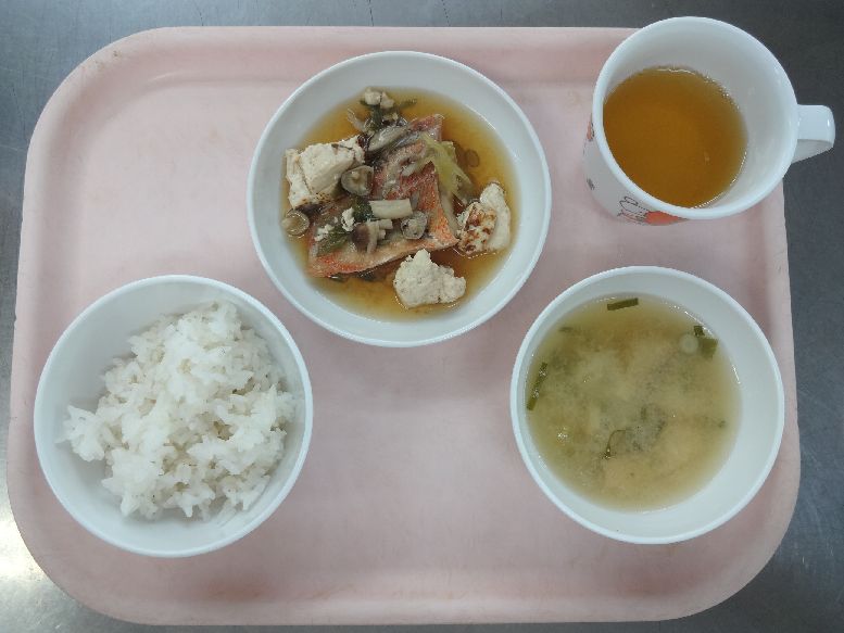 こども園の給食「<span>ごはん 煮魚 味噌汁 菓子</span>」