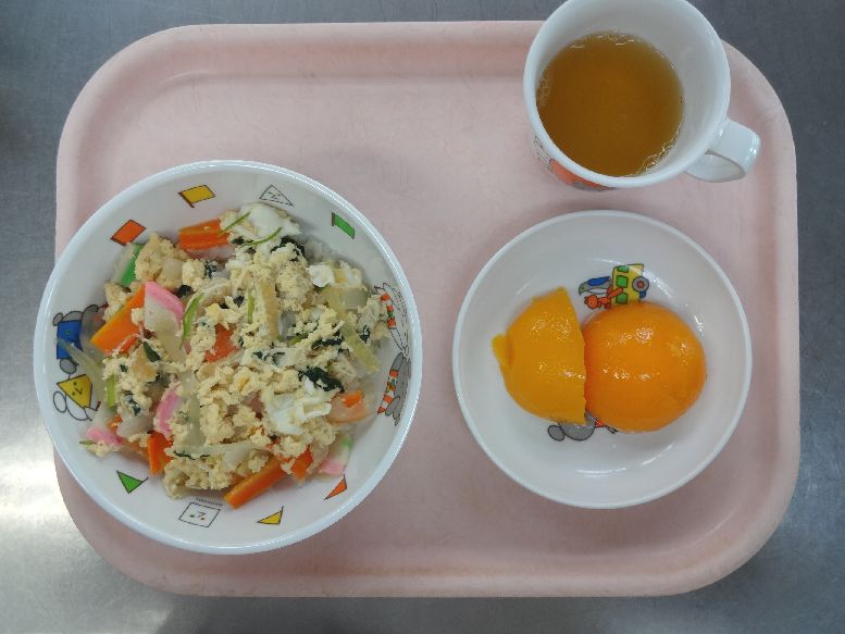 こども園の給食「<span>木の葉丼 桃缶 菓子</span>」