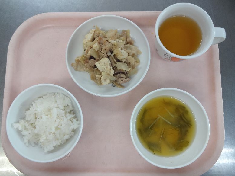 こども園の給食「<span>ごはん 豚肉と豆腐の生姜炒め 味噌汁 14日 菓子 28日 生菓子</span>」