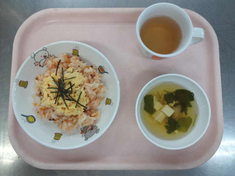 こども園の給食「<span>鮭寿司 すまし汁 フルーツゼリー</span>」