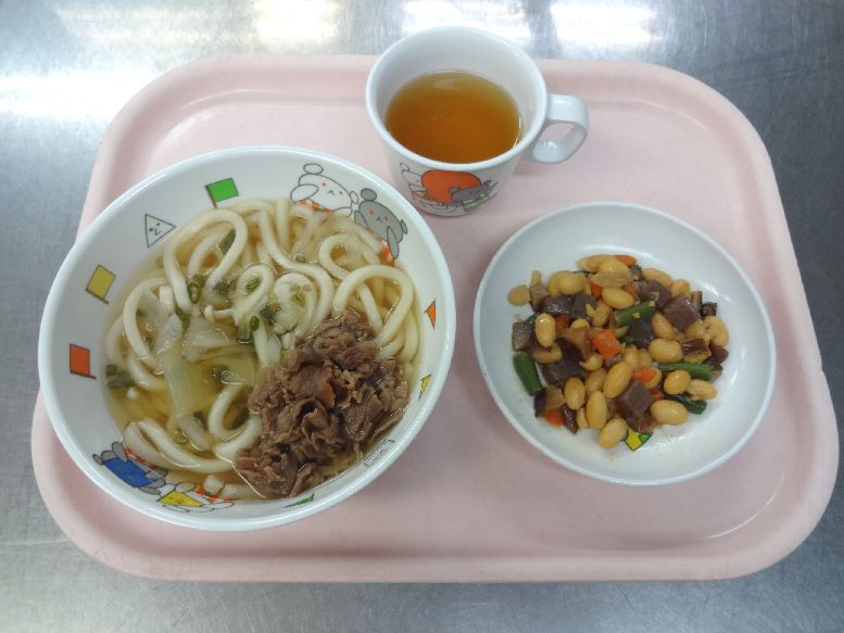 こども園の給食「<span>肉うどん 五目大豆煮 蒸しパン</span>」