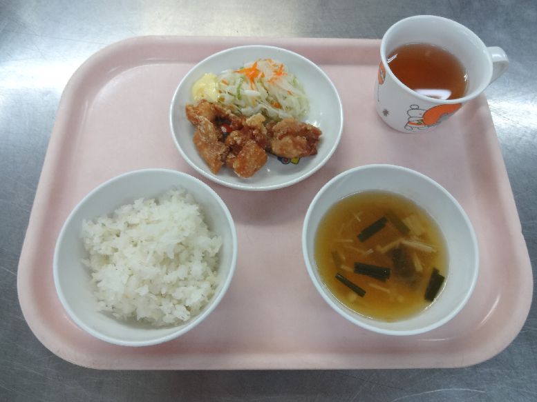 こども園の給食「<span>ごはん 鶏のから揚げ 華風スープ 菓子</span>」