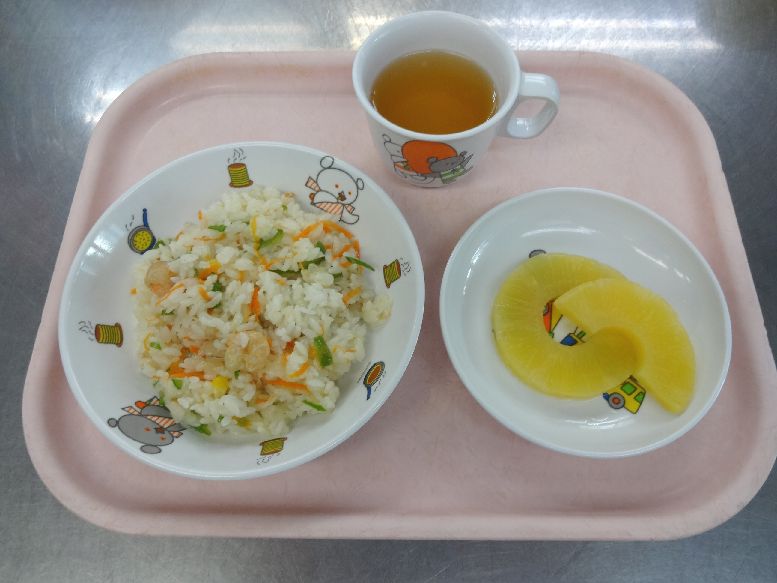 こども園の給食「<span>エビピラフ パイン缶 菓子</span>」