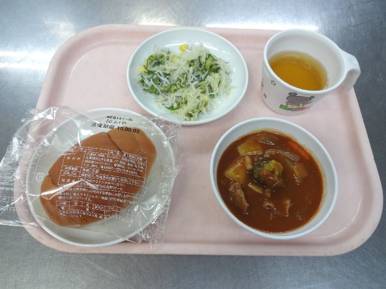 こども園の給食「<span>パン ビーフシチュー じゃこサラダ おにぎり</span>」