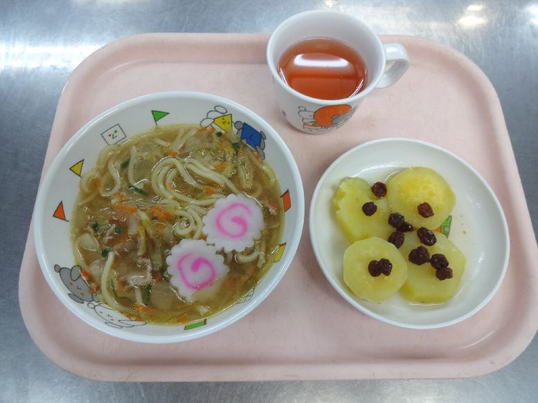 こども園の給食「<span>野菜ラーメン さつま芋の甘煮 小倉サンド</span>」