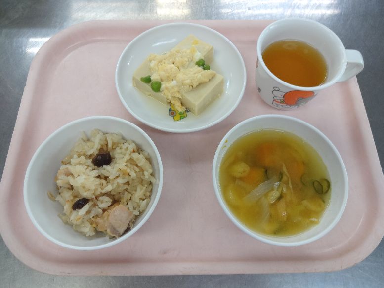 こども園の給食「<span>きのこごはん 高野豆腐の卵とじ 味噌汁 菓子</span>」